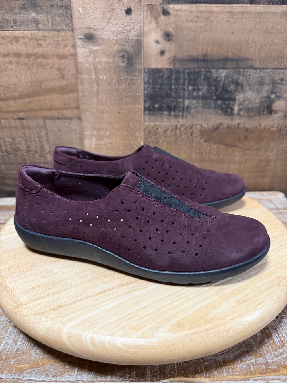 Clarks Yoxene Faye Womens 7.5 M Burgundy Nubuck Leather Slip On Shoes